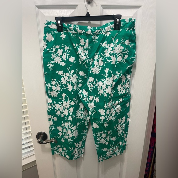 Alfred Dunner Green Floral Capris - Picture 1 of 11